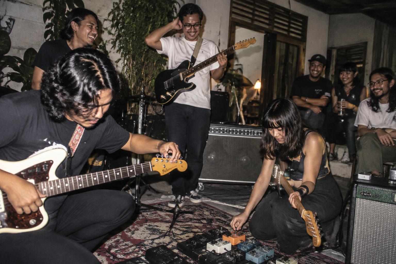 Teman-teman BADAK berkumpul di ruang jam